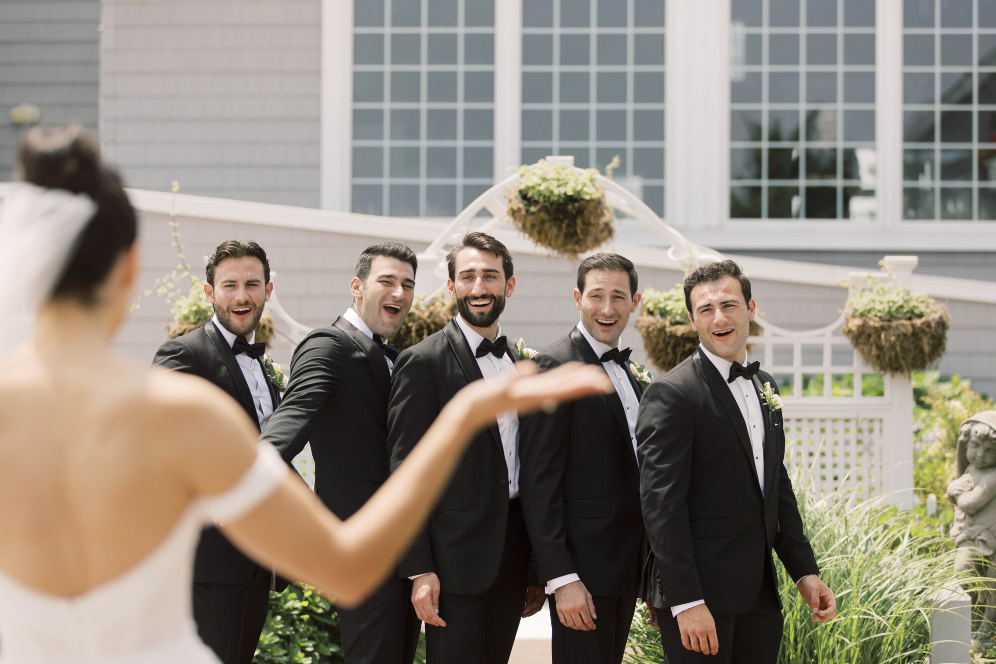 [Vidéo] 5 frères restent bouche bée en voyant l’aspect «angélique» de leur sœur le jour de son mariage