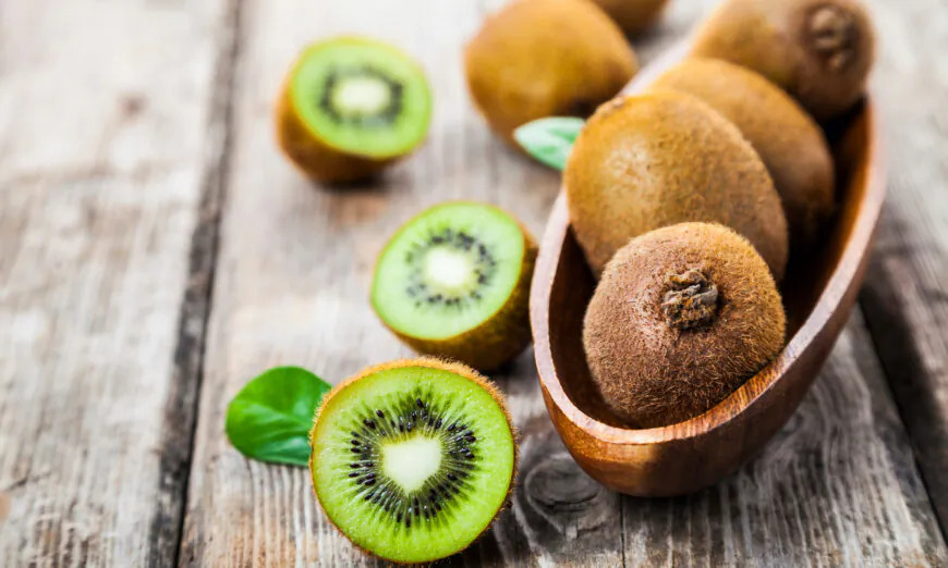 Le kiwi, un fruit puissant : découvrez comment ce super-aliment préserve la jeunesse des vaisseaux sanguins, prévient le cancer et soulage la constipation