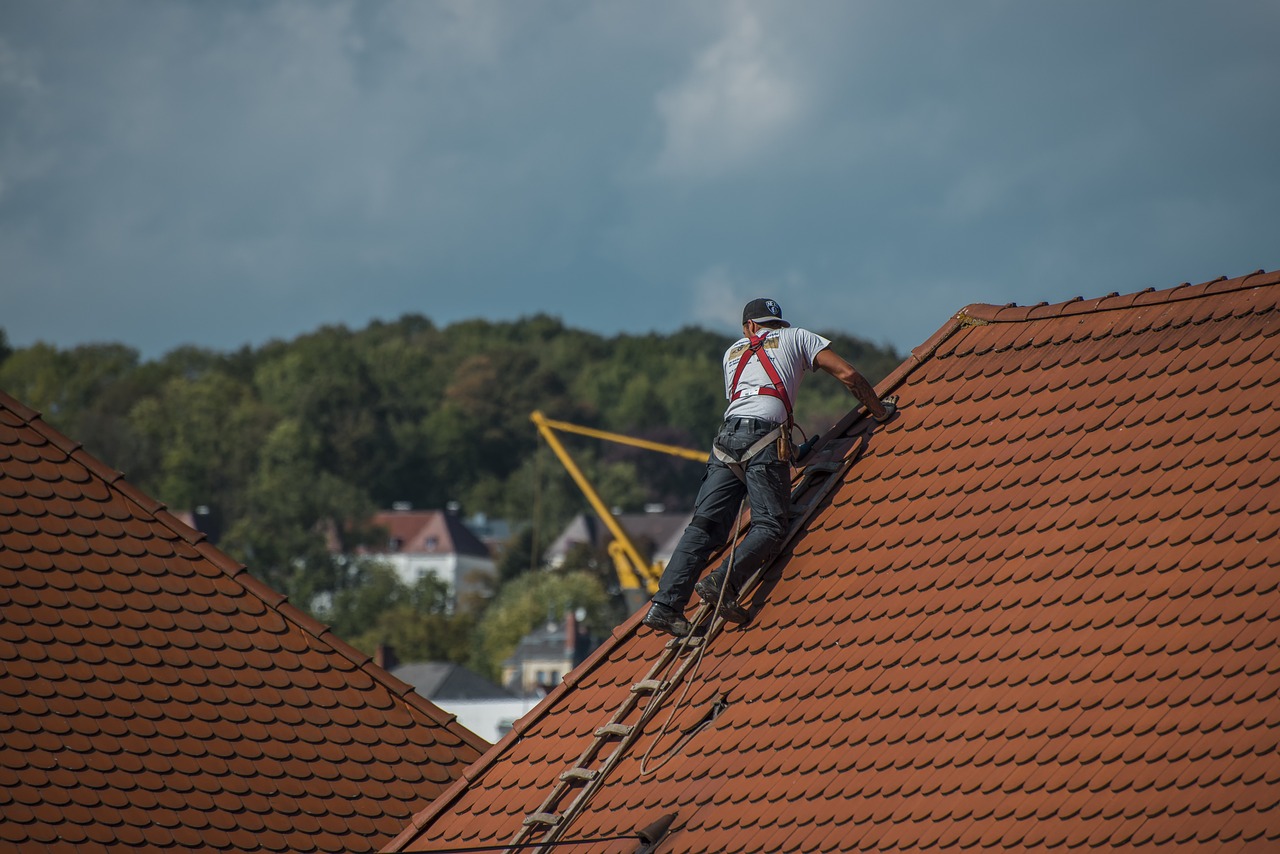 Dordogne: un ouvrier fait une chute de sept mètres depuis la toiture d&rsquo;un bâtiment