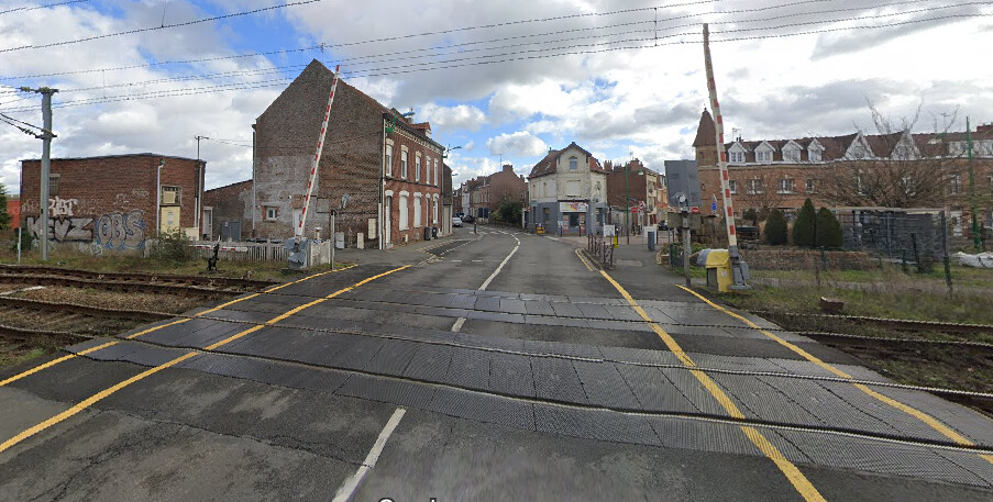 Bloquée par les barrières d&rsquo;un passage à niveau, elle perd la vie, percutée par un train