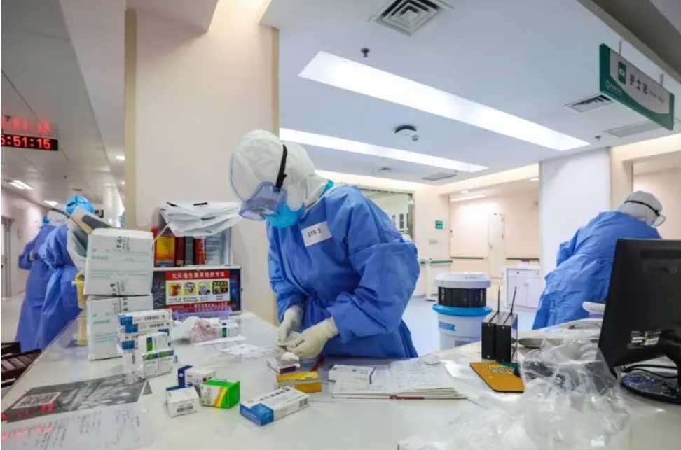 Les hôpitaux chinois traitent les nouvelles infections par le Covid-19 comme un simple rhume alors que le nombre de cas augmente