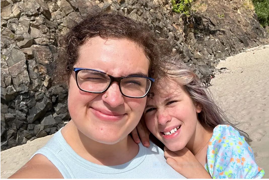 Une femme adopte sa demi-sœur de 11 ans après la mort de sa mère et le cancer de son père en phase terminale