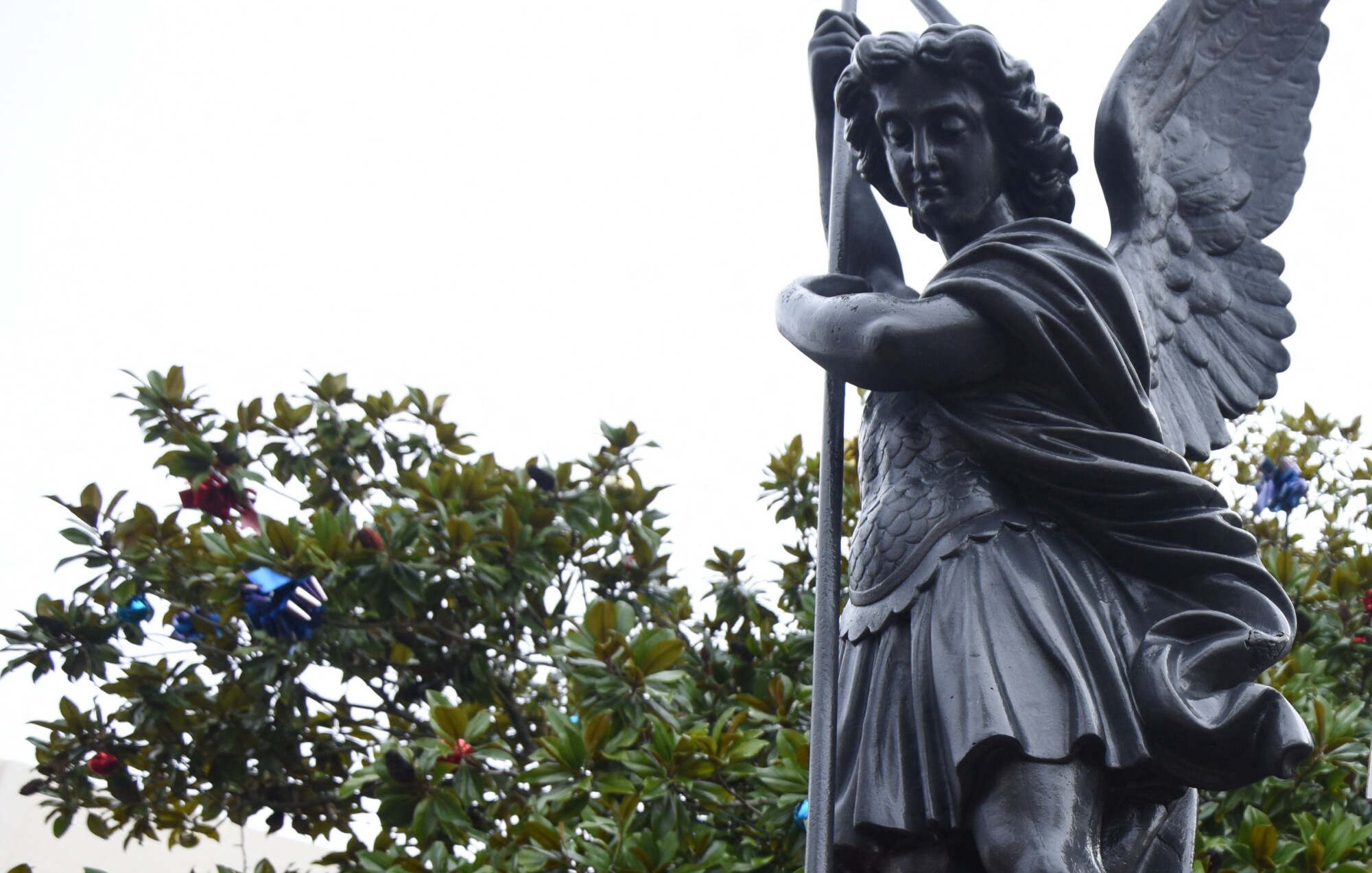Les Sables-d&rsquo;Olonne: la statue de Saint-Michel n’aura finalement été déplacée que de quelques mètres