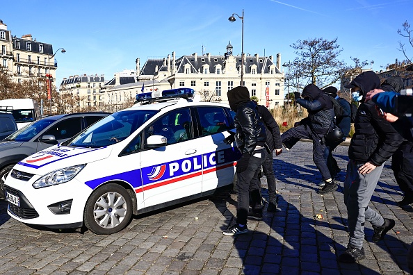 Voiture de police attaquée samedi à Paris: trois gardes à vue