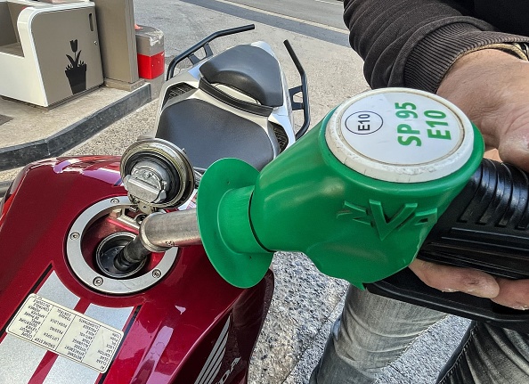 Carburant à «prix coûtant»: une baisse d&rsquo;«un à deux euros» par plein selon la grande distribution