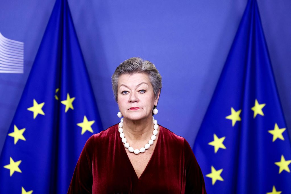 La commissaire européenne aux Affaires intérieures tricote pendant un discours d&rsquo;Ursula von der Leyen