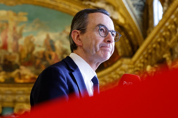 Le chef des sénateurs LR évoque la colonisation et la «haine anti-française» en Afrique