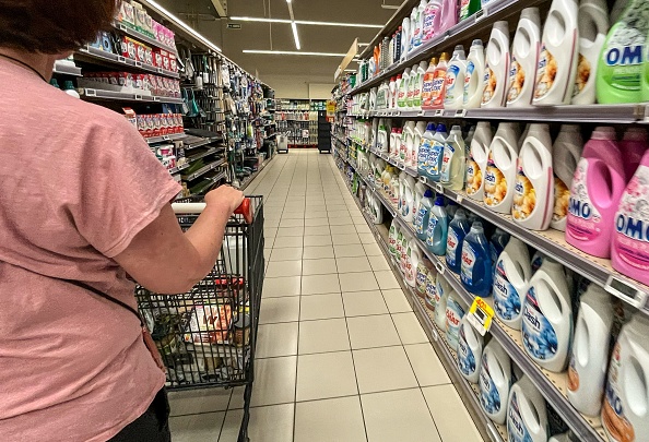 Les Français «se douchent moins» et «nettoient moins la maison»: baisse des achats de produits d&rsquo;hygiène et de nettoyage à cause de l&rsquo;inflation