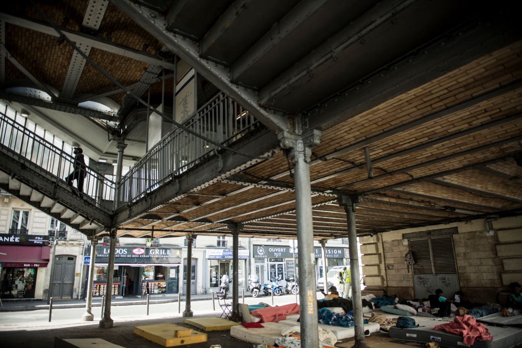 « Je sais où tu habites, je vais venir t&rsquo;égorger »: le quotidien insupportable des riverains près d&rsquo;un camp de migrants à Paris