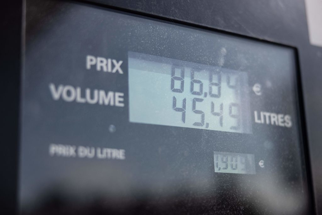 Qui bénéficiera de l&rsquo;aide de 100 euros sur le carburant annoncée par Emmanuel Macron?