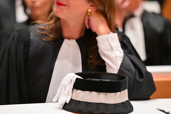 Les audiences nocturnes au tribunal de nouveau sous le feu des critiques