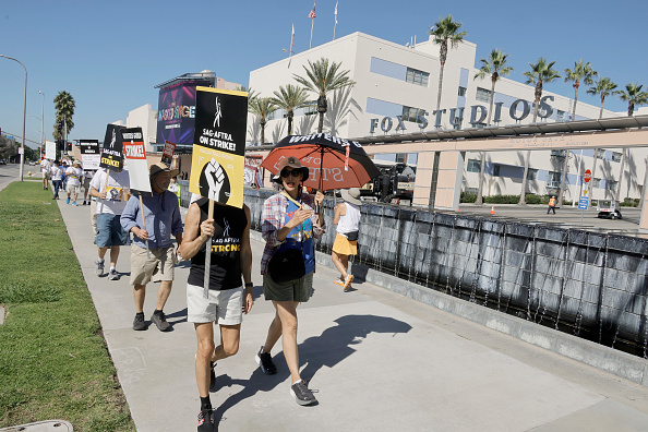 Grève à Hollywood: poursuite des négociations entre studios et scénaristes ce samedi