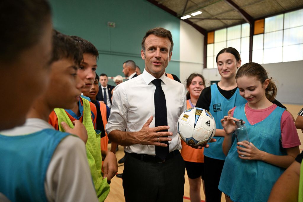 Emmanuel Macron annonce 5000 terrains de sport supplémentaires d&rsquo;ici fin 2026