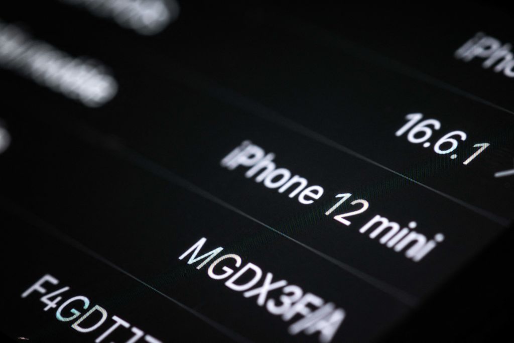 Apple annonce une mise à jour pour l&rsquo;iPhone 12, confronté à des niveaux d&rsquo;émission d&rsquo;ondes hors norme