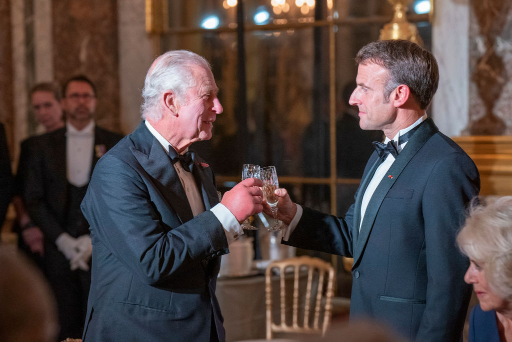 Quel a été le coût du dîner servi en l’honneur de Charles III à Versailles ?