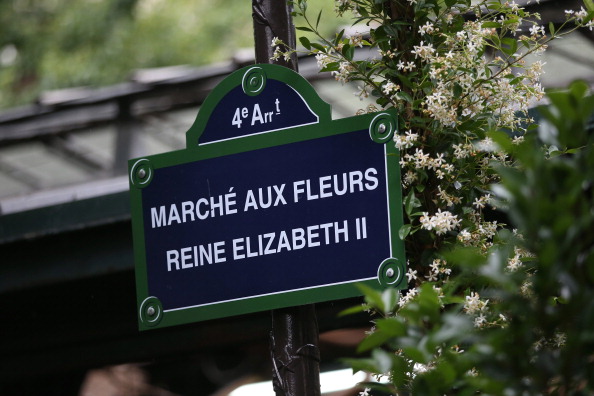 Anne Hidalgo rassure les commerçants de vive voix: le marché aux fleurs de l’île de la Cité ne bougera pas