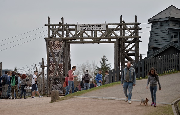 Hommage à Strasbourg aux 86 Juifs gazés au camp nazi du Struthof