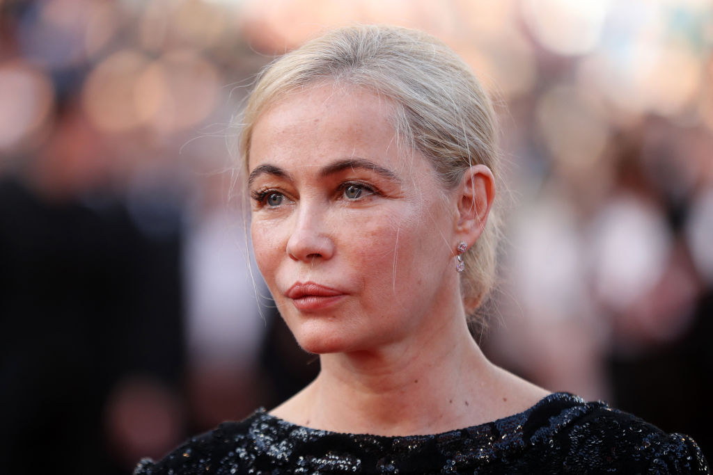 «Mes nuits sont blanches les unes après les autres»: Emmanuelle Béart révèle avoir été victime d&rsquo;inceste pendant son adolescence