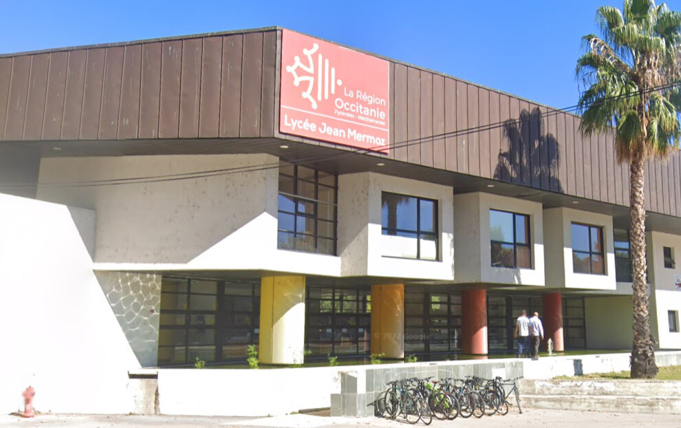 Montpellier: un proviseur bloque l&rsquo;accès à un miroir servant aux lycéennes à remettre leur voile, le personnel menacé de mort