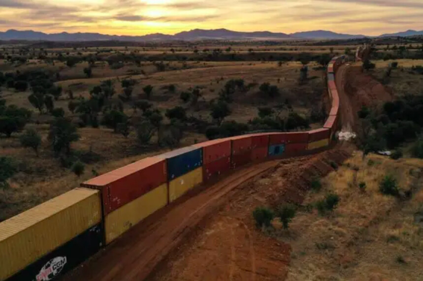 L&rsquo;Arizona paiera 2,1 millions de dollars à l&rsquo;administration Biden pour un mur frontalier de fortune