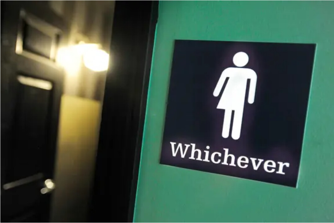 Dans un lycée de Pennsylvanie, un entraîneur transgenre se change dans les vestiaires, les élèves choquées