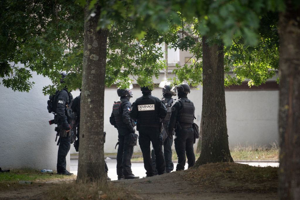 Le château de Versailles, le Louvre, des écoles… Que risquent les auteurs des fausses alertes attentats?