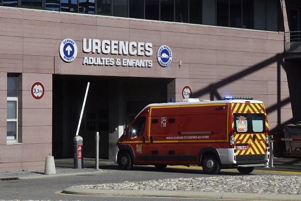Les pompiers filment les urgences de Perpignan saturées: une dizaine de personnes attendent sur des brancards devant l’hôpital