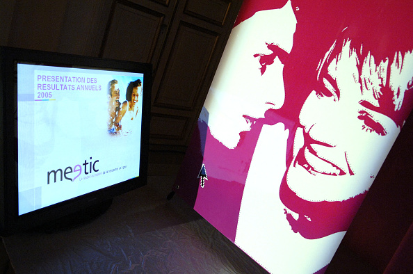 Anonymat sur internet: sites de rencontres et communautés par parrainages cherchent la parade