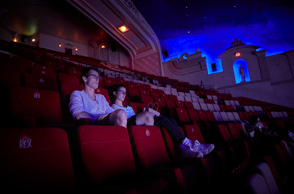 Les jeunes souhaitent moins de sexualité dans les films et les séries, selon une étude américaine