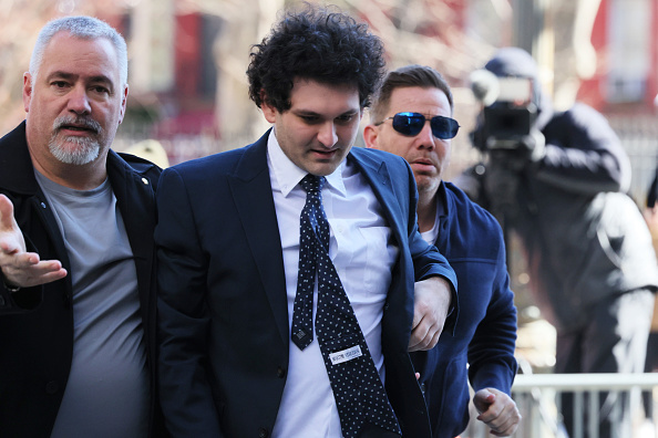 A son procès à New York, Sam Bankman-Fried admet des erreurs de gestion