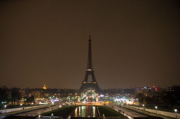 Israël-Gaza: la tour Eiffel aux couleurs israéliennes, rassemblement pro-Israël à Paris