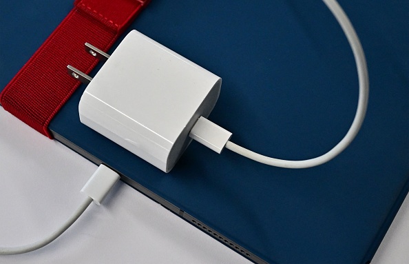 Espagne: un jeune homme meurt suite à l&rsquo;explosion d&rsquo;un appareil en charge sur sa table de chevet