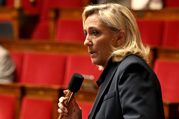 Marine Le Pen à Mathilde Panot: «Vos amis à vous, ils jettent le corps des femmes derrière les pick-ups»