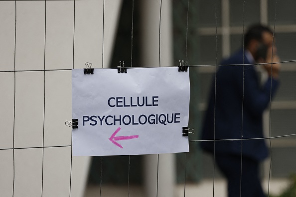 Attaque à Arras: les lycéens choqués sont venus se recueillir devant le collège-lycée pour «parler, pour faire son deuil»