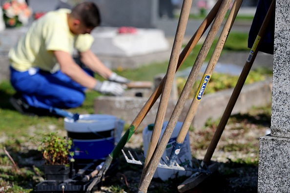 Béthune: des jeunes sollicités par la Ville pour aider les familles à préparer les tombes des défunts pour la Toussaint