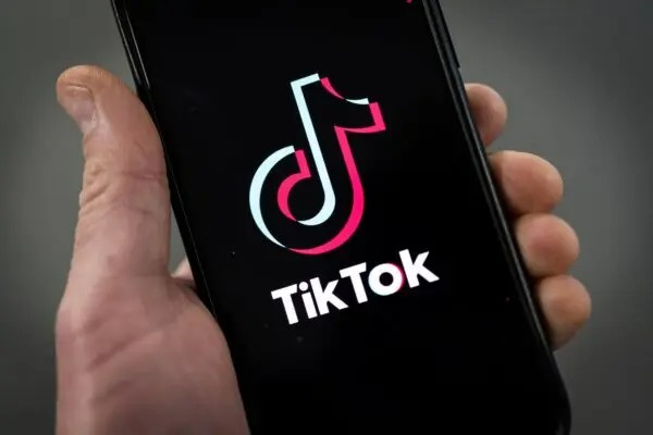 Plus de la moitié des Canadiens soutiennent une interdiction de TikTok similaire au projet de loi américain