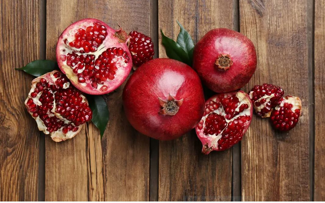 Une nouvelle étude révèle qu&rsquo;une molécule présente dans les fruits et les noix restaure le système immunitaire vieillissant