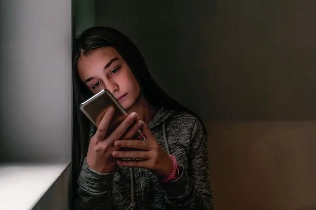 Les médias sociaux: sources de dépression chez les adolescents