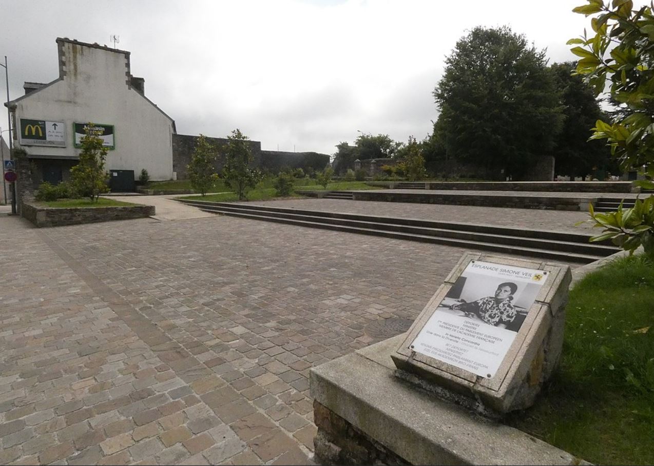 Une stèle en mémoire de Simone Veil «brisée en deux morceaux» dans le Finistère