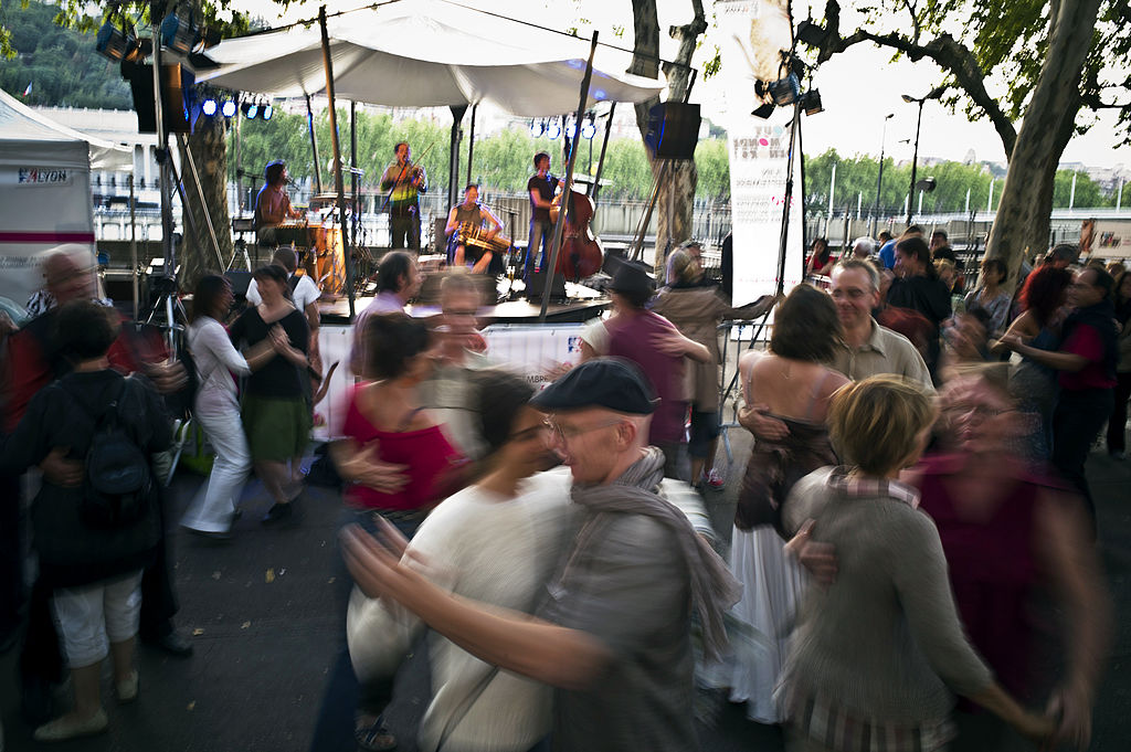 Le bal populaire, une tradition française qui rassemble et unit