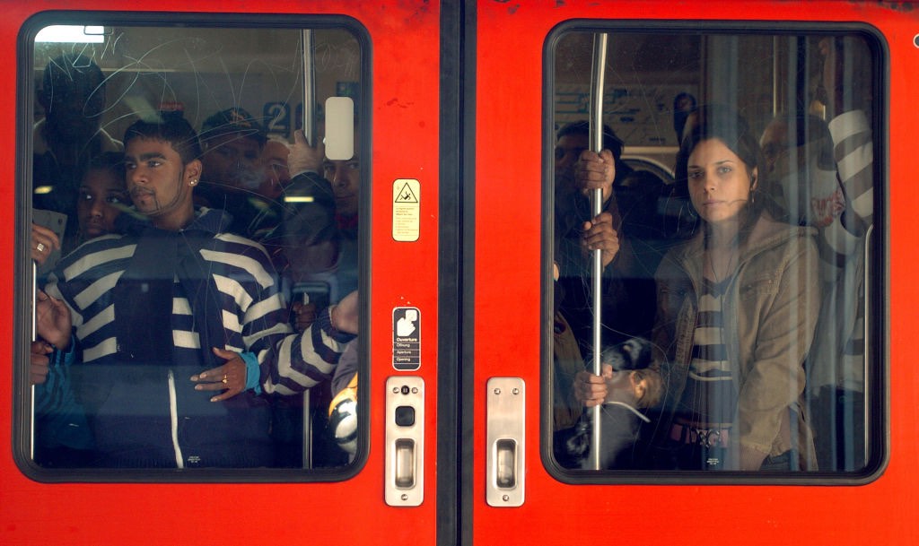 Parler fort, mettre ses pieds sur les sièges… 8 Franciliens sur 10 gênés par les incivilités dans le train