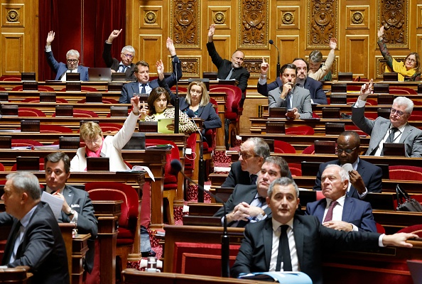 Loi immigration: l&rsquo;examen du controversé article 3 au Sénat repoussé, dans l&rsquo;attente d&rsquo;un compromis