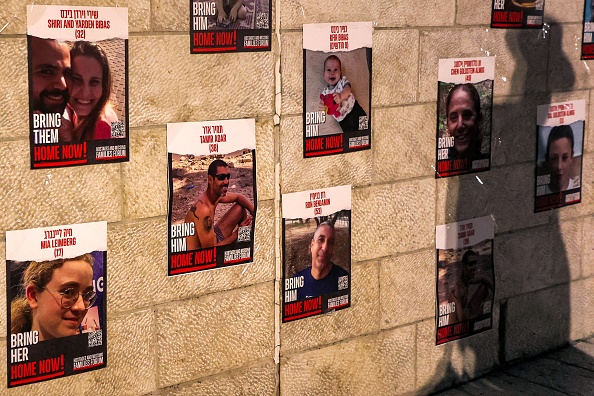 Une ex-collaboratrice des Affaires étrangères arrachant des portraits d’otages israéliens fait l&rsquo;objet d&rsquo;une enquête administrative