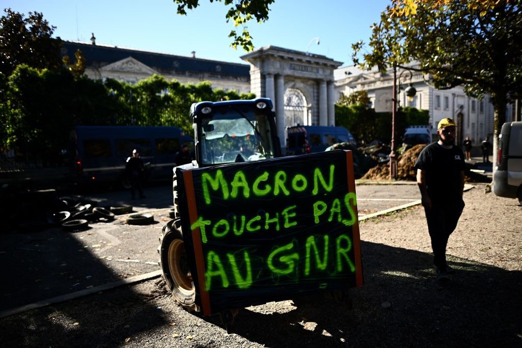 Agen : les agriculteurs en colère déversent du lisier devant la préfecture