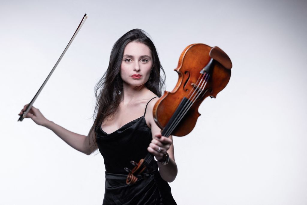 Esther Abrami, la violoniste qui veut faire aimer le classique sur les réseaux sociaux