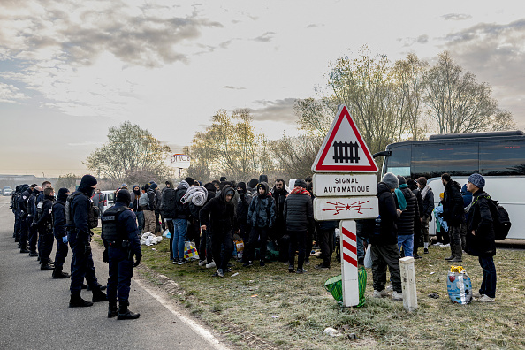 Évacuation de centaines de migrants des camps autour de Calais et Dunkerque
