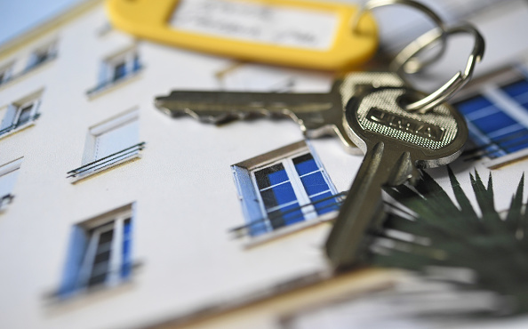 Le propriétaire s’introduit de force chez son locataire, qui ne paye plus ses loyers, et devient squatteur en colocation