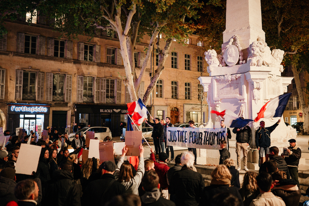 L’assemblée qui remplit la place est avant tout jeune et masculine. Beaucoup auraient pu être le grand frère du jeune Thomas et ont sûrement eu la même adolescence. Il y a aussi un certain nombre de retraités et de rares familles avec enfants.