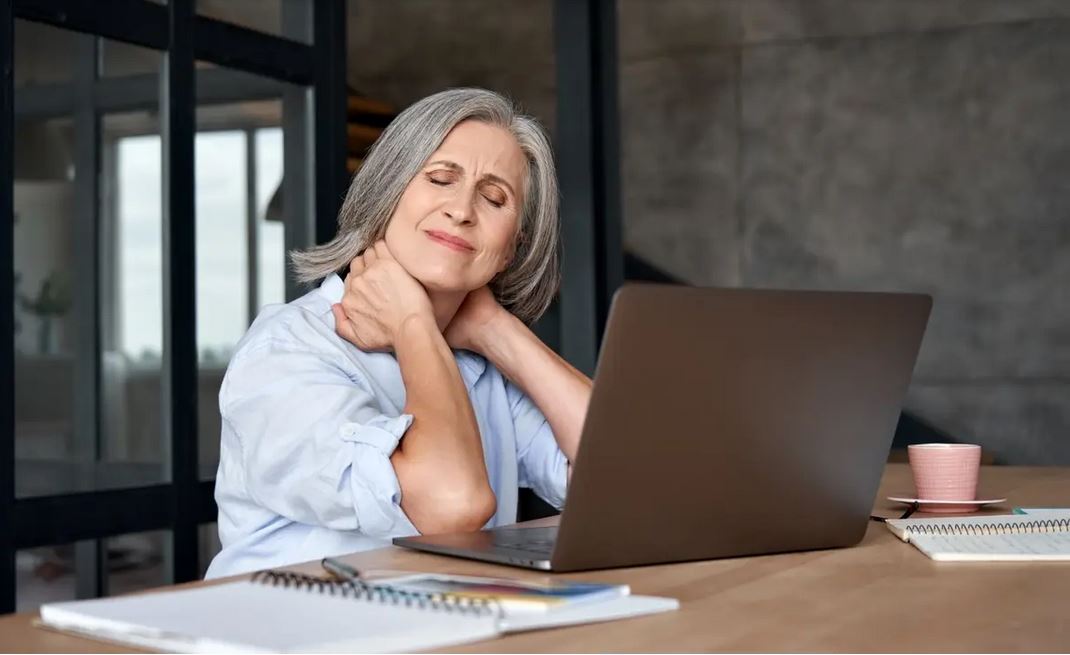 Prévenir la dégénérescence cervicale: 2 remèdes pour soulager la raideur des épaules et de la nuque