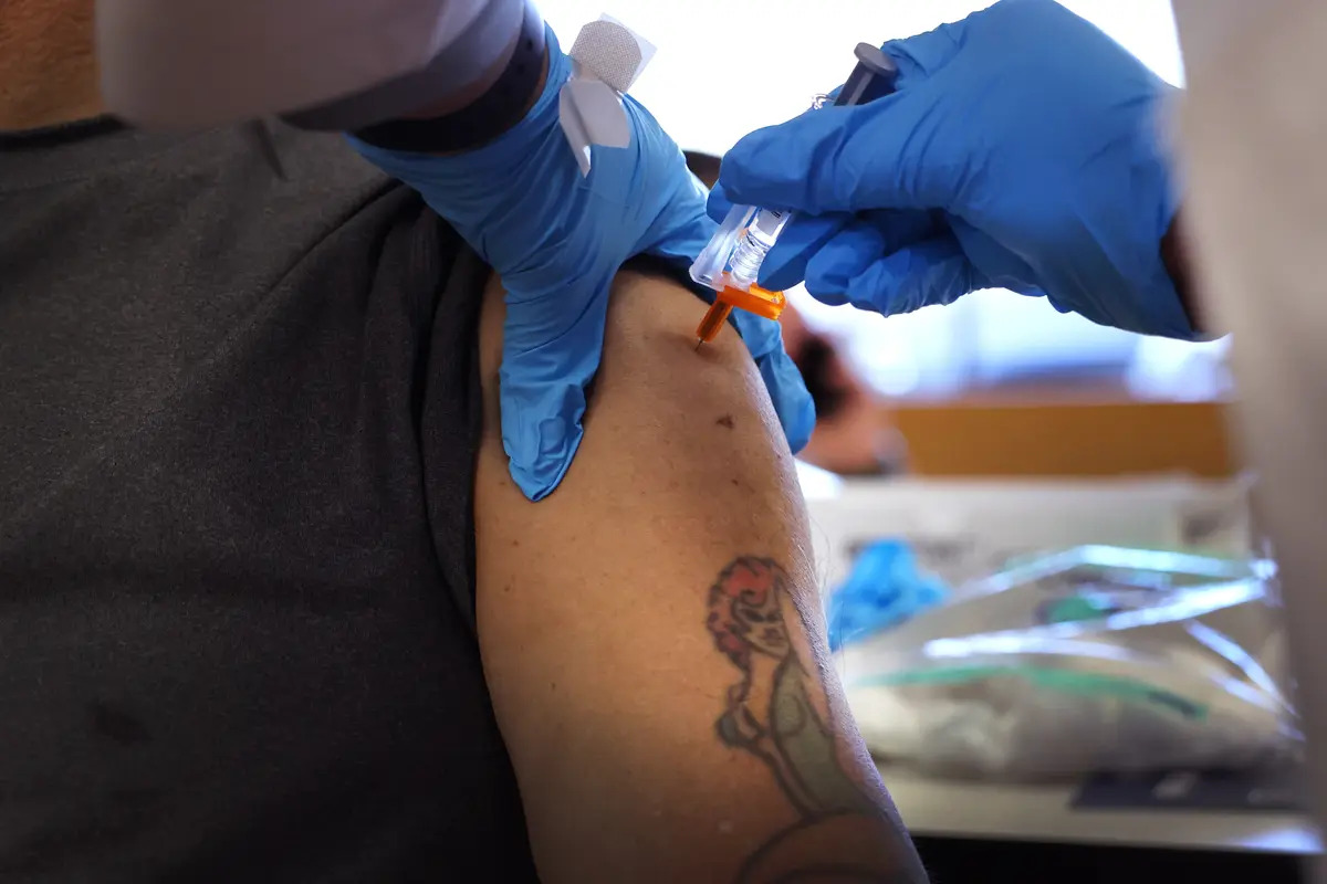 L’association combinée du vaccin Covid-19 et du vaccin antigrippal provoquerait un risque d&rsquo;accident vasculaire cérébral